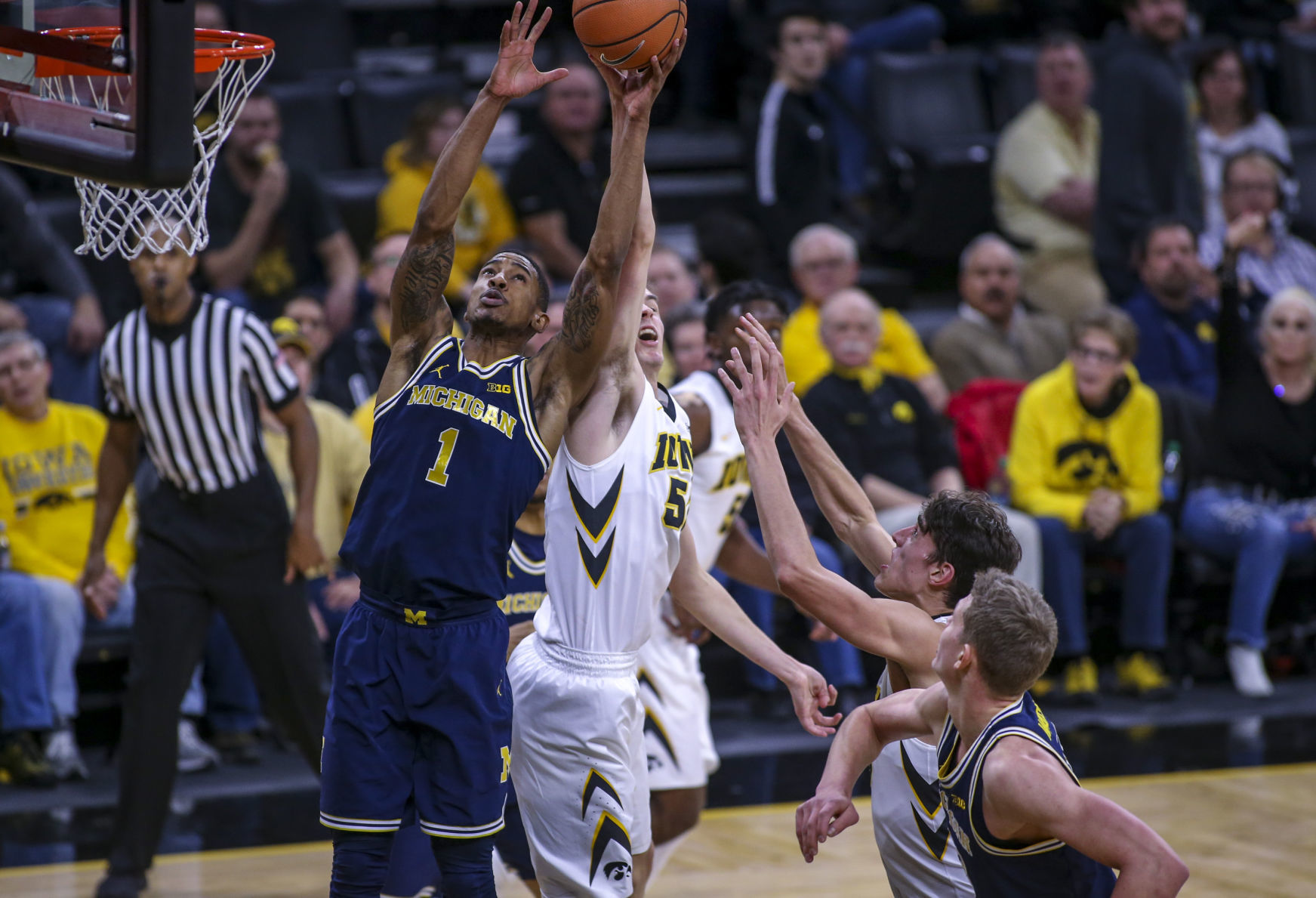010218-IOWA-BASKETBALL-018